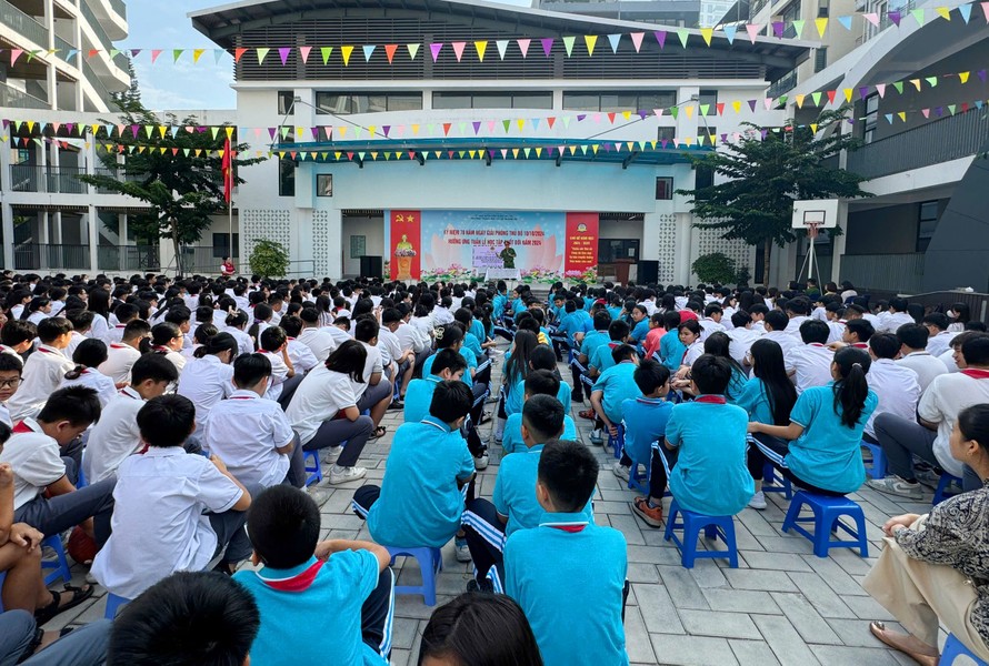 Hình ảnh lực lượng Công an tiếp nhận súng, đạn, công cụ hỗ trợ do người dân tự nguyện giao nộp
