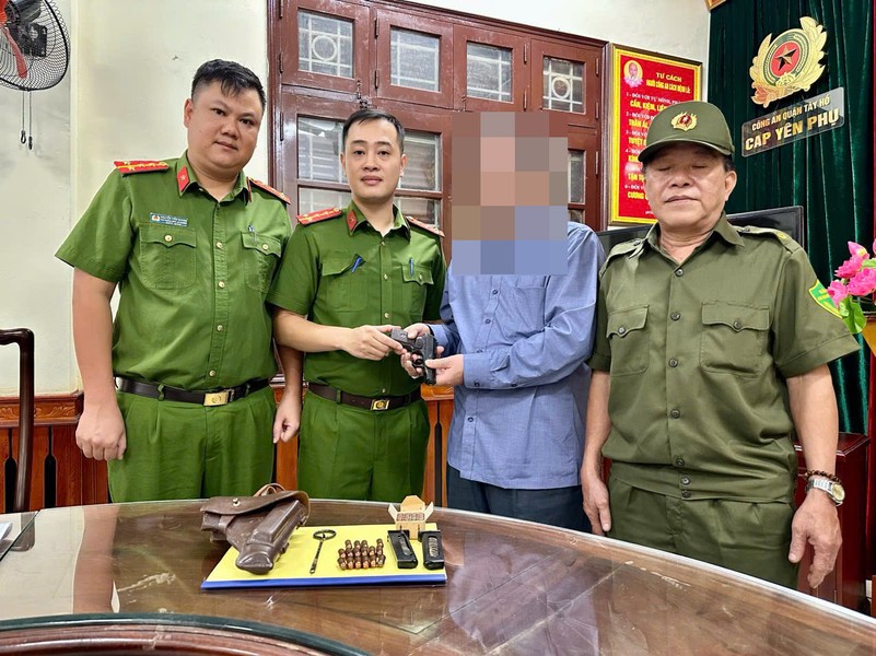 Hình ảnh lực lượng Công an tiếp nhận súng, đạn, công cụ hỗ trợ do người dân tự nguyện giao nộp