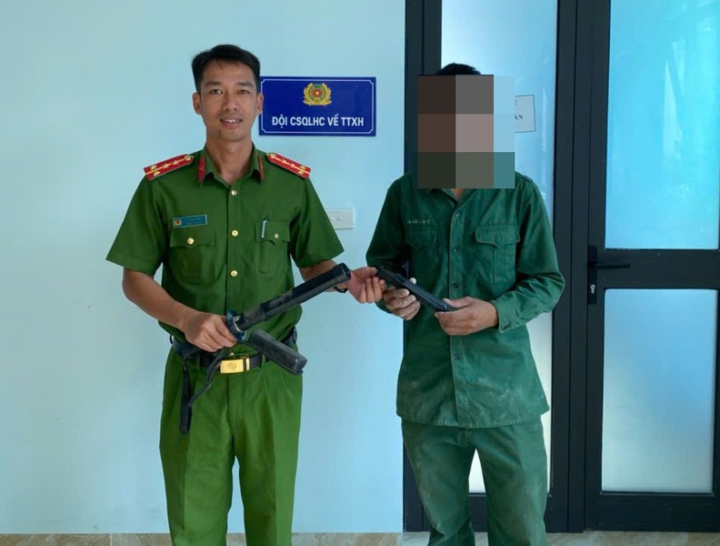 Hình ảnh lực lượng Công an tiếp nhận súng, đạn, công cụ hỗ trợ do người dân tự nguyện giao nộp