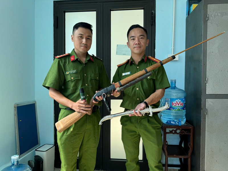 Hình ảnh lực lượng Công an tiếp nhận súng, đạn, công cụ hỗ trợ do người dân tự nguyện giao nộp