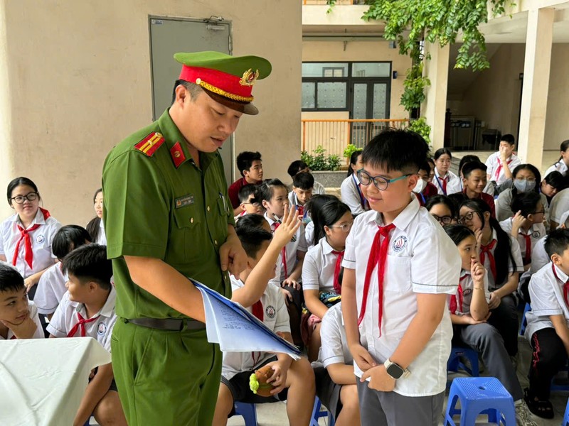 Hình ảnh lực lượng Công an tiếp nhận súng, đạn, công cụ hỗ trợ do người dân tự nguyện giao nộp