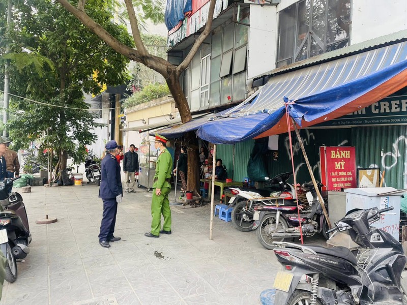 Công an phường Thụy Khuê quyết liệt đảm bảo trật tự đô thị dịp Tết dương lịch 2025 