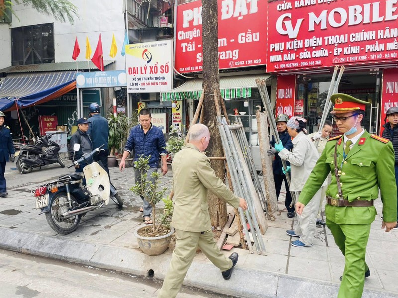 Công an phường Thụy Khuê quyết liệt đảm bảo trật tự đô thị dịp Tết dương lịch 2025 