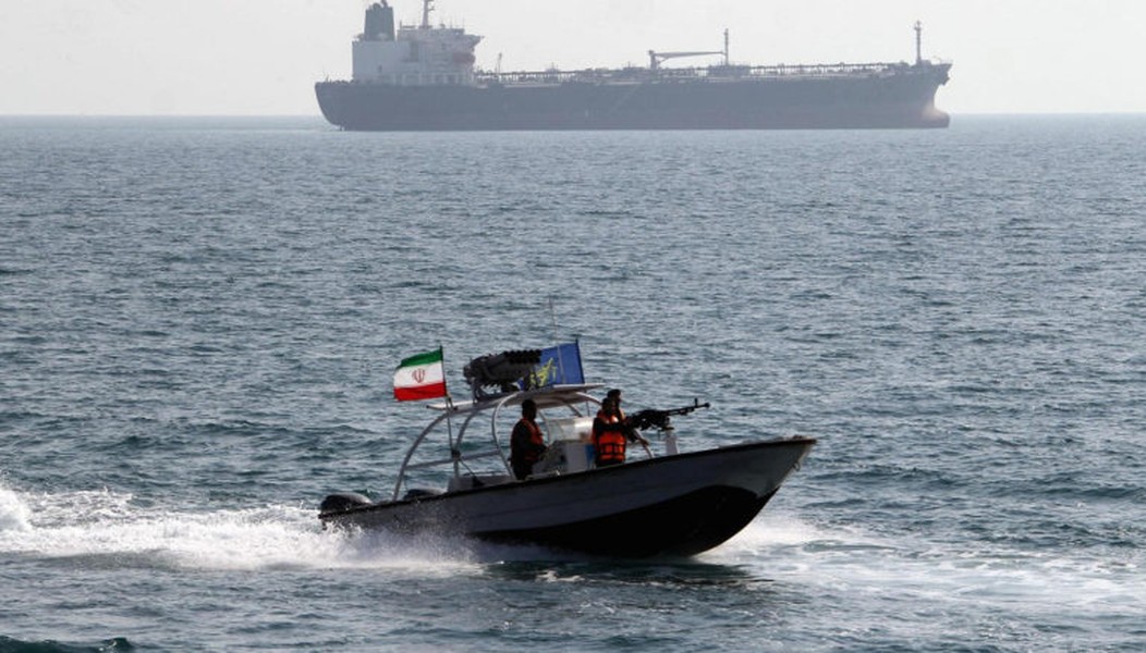 [ẢNH] Tuần duyên UAE nổ súng vào tàu Iran sau khi tàu hàng bị Tehran bắt giữ