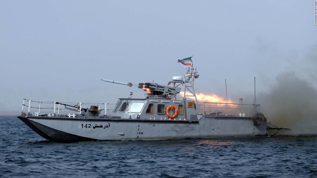 [ẢNH] Tuần duyên UAE nổ súng vào tàu Iran sau khi tàu hàng bị Tehran bắt giữ