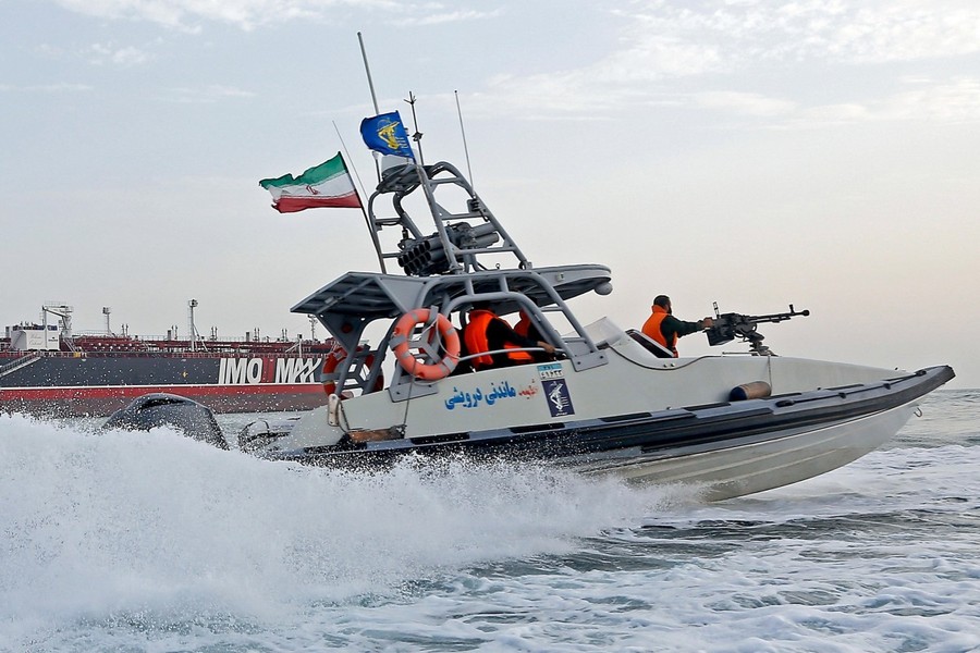 [ẢNH] Tuần duyên UAE nổ súng vào tàu Iran sau khi tàu hàng bị Tehran bắt giữ