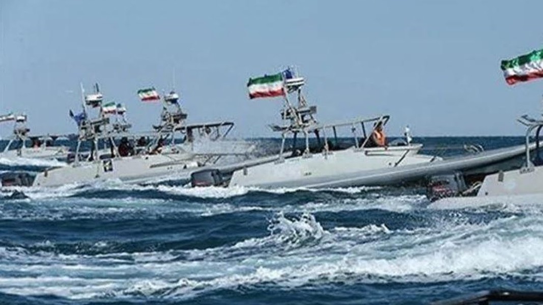 [ẢNH] Tuần duyên UAE nổ súng vào tàu Iran sau khi tàu hàng bị Tehran bắt giữ