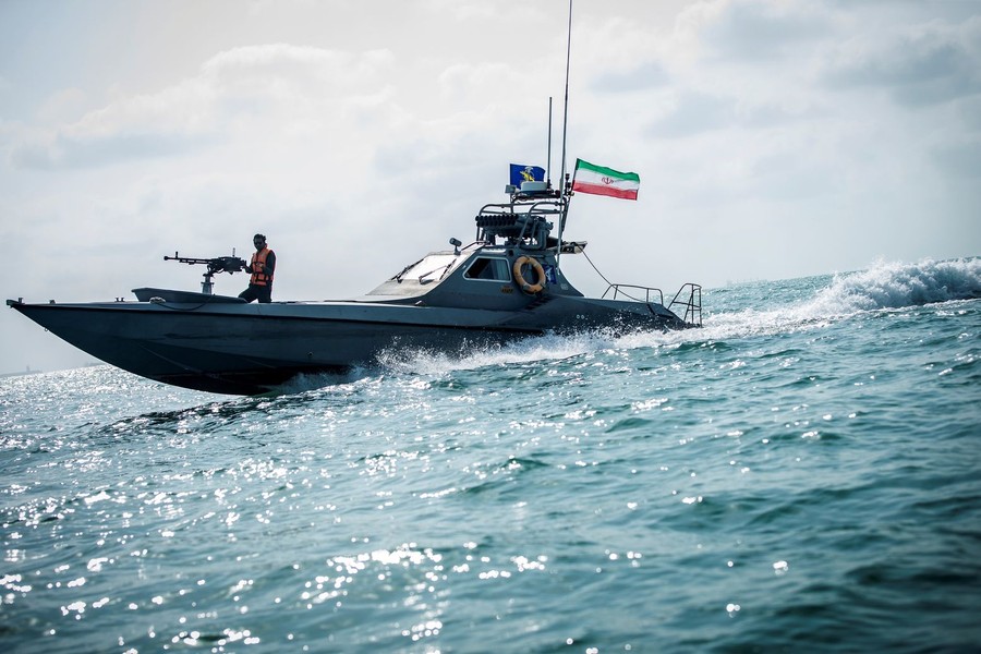 [ẢNH] Tuần duyên UAE nổ súng vào tàu Iran sau khi tàu hàng bị Tehran bắt giữ