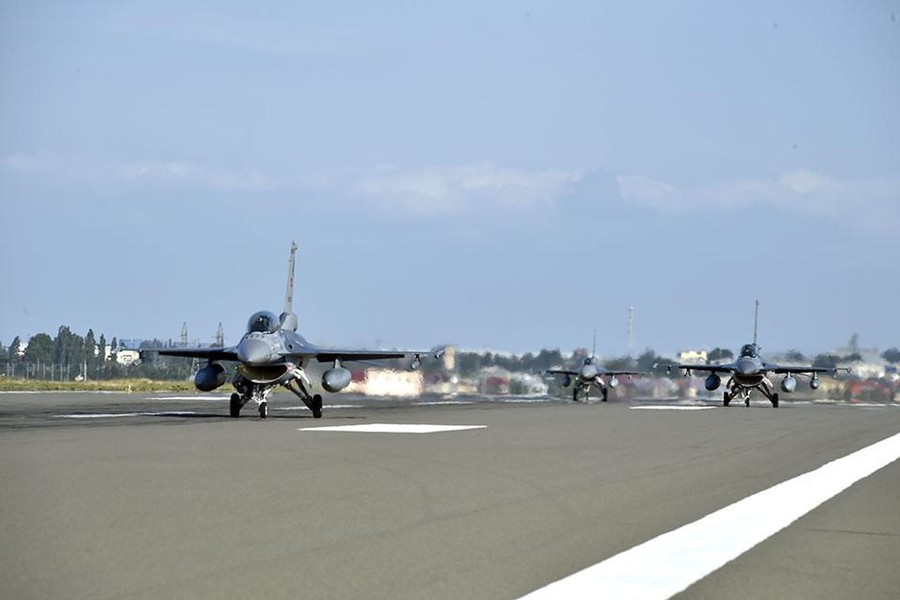 [ẢNH] 12 tiêm kích F-16 Thổ Nhĩ Kỳ bắt đầu ‘săn lùng’ 4 chiếc MiG-29 Nga tại Libya