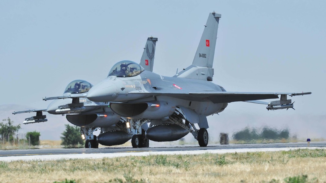 [ẢNH] 12 tiêm kích F-16 Thổ Nhĩ Kỳ bắt đầu ‘săn lùng’ 4 chiếc MiG-29 Nga tại Libya