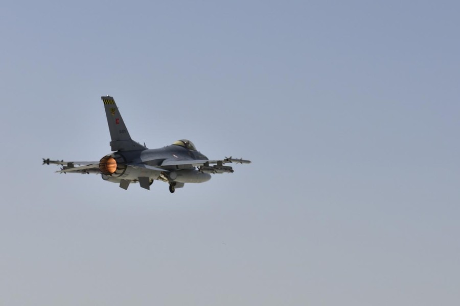 [ẢNH] 12 tiêm kích F-16 Thổ Nhĩ Kỳ bắt đầu ‘săn lùng’ 4 chiếc MiG-29 Nga tại Libya