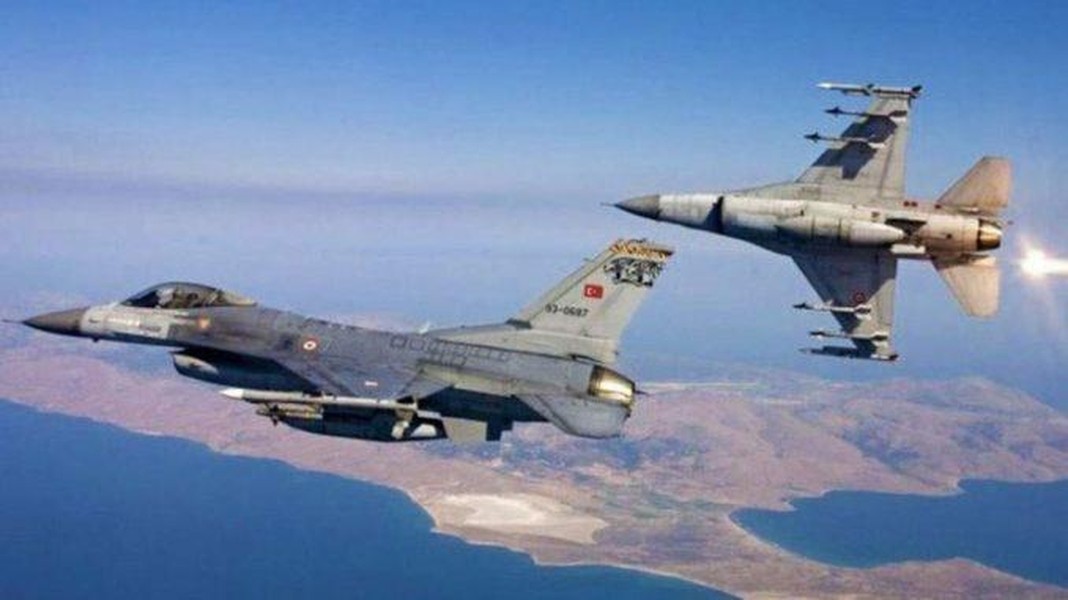 [ẢNH] 12 tiêm kích F-16 Thổ Nhĩ Kỳ bắt đầu ‘săn lùng’ 4 chiếc MiG-29 Nga tại Libya
