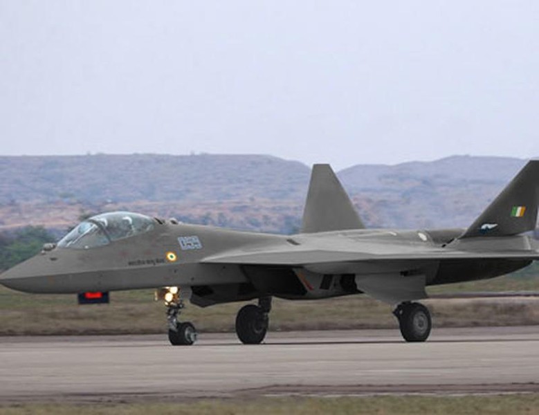 [ẢNH] Lộ diện cấu hình kỳ lạ của Su-57 phiên bản hai phi công?