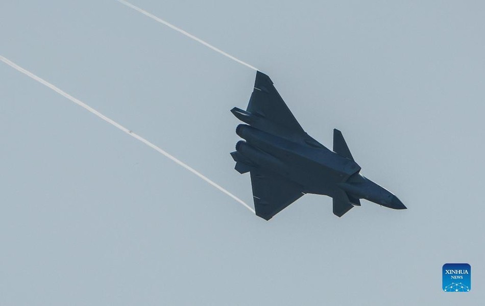 [ẢNH] Tiêm kích J-20B nâng cấp của Trung Quốc lộ điểm yếu chí tử tại Triển lãm Chu Hải