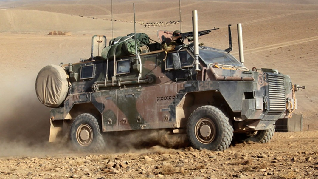 Thiết giáp Bushmaster của Australia sống sót sau đòn đánh của UAV cảm tử Nga