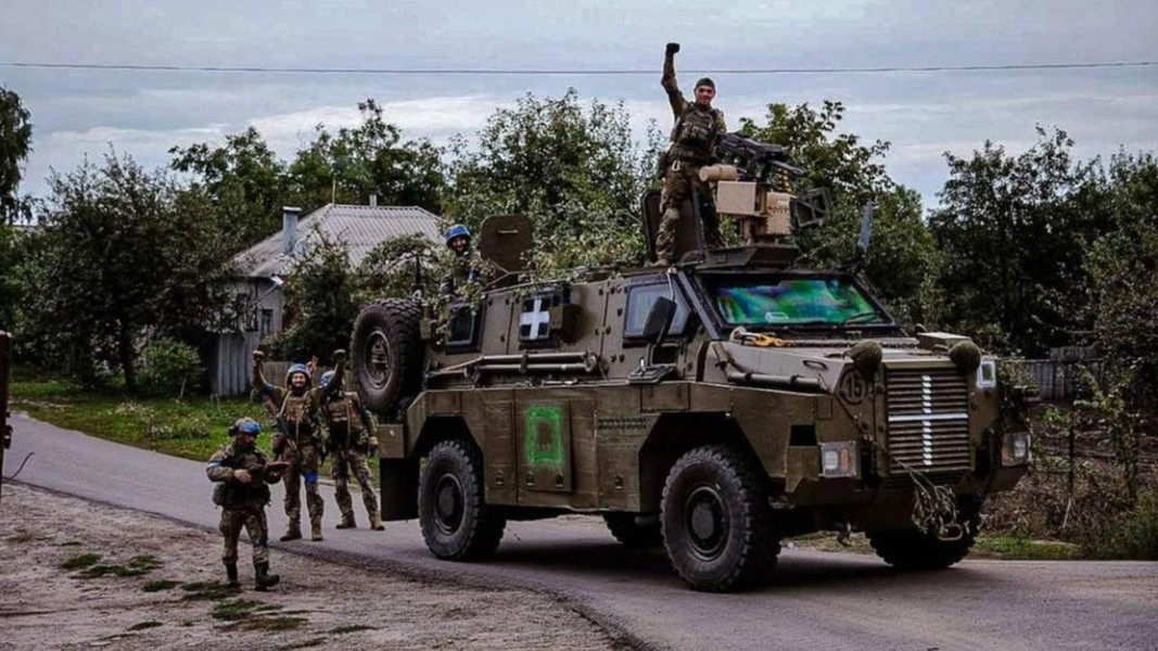 Thiết giáp Bushmaster của Australia sống sót sau đòn đánh của UAV cảm tử Nga