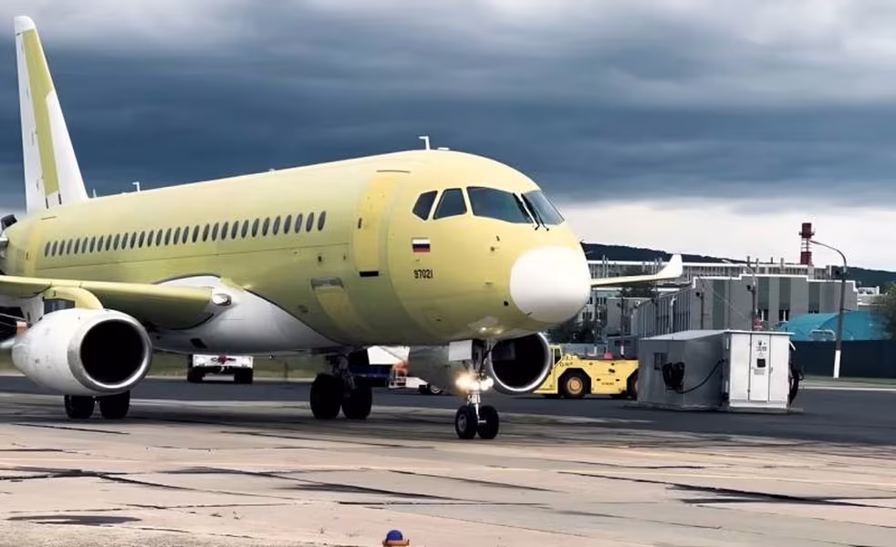 Máy bay SSJ-100 phải gấp rút sửa chữa lỗi khung thân