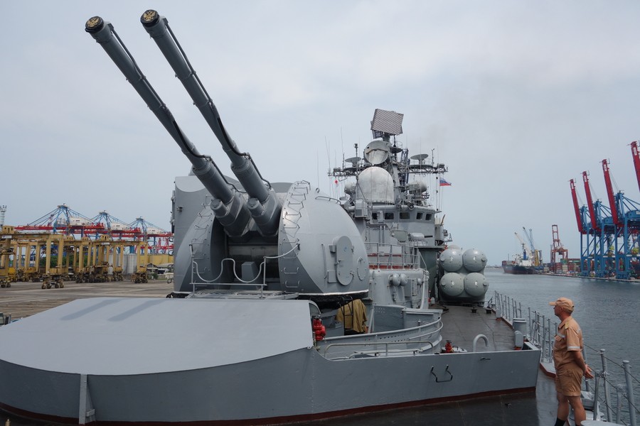Nga gây sốc khi đưa pháo hạm AK-130 lên mặt đất để tác chiến