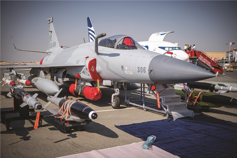 Không quân Iran đối trọng với Israel bằng phi đội JF-17 và Su-35