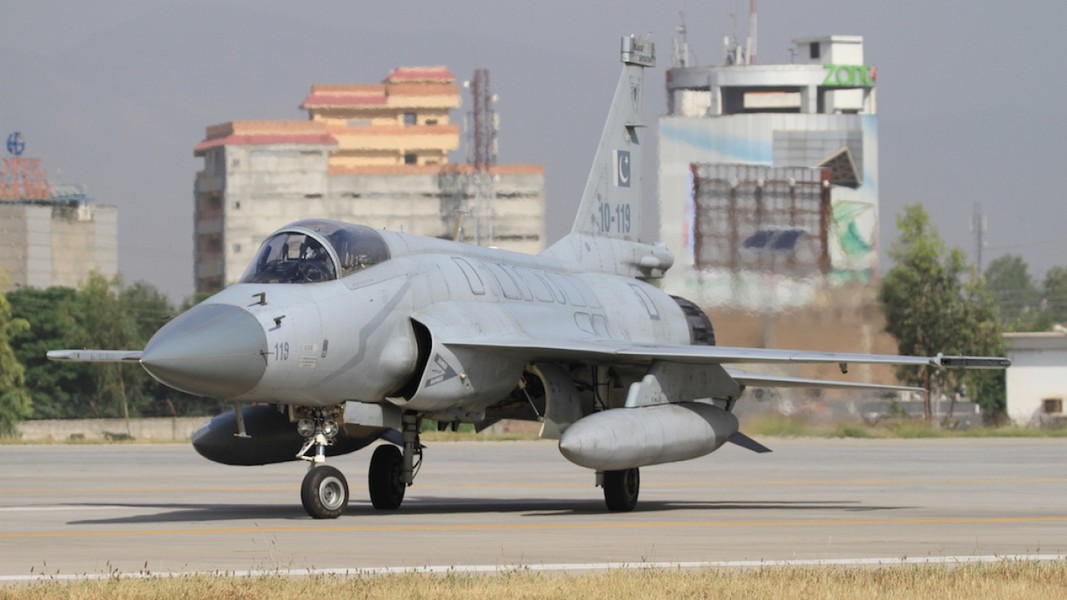 Không quân Iran đối trọng với Israel bằng phi đội JF-17 và Su-35