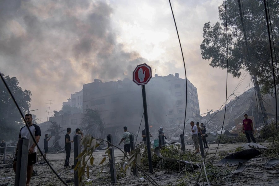 Cảnh tàn phá và đau thương khi 1.100 người thiệt mạng trong xung đột Israel-Hamas