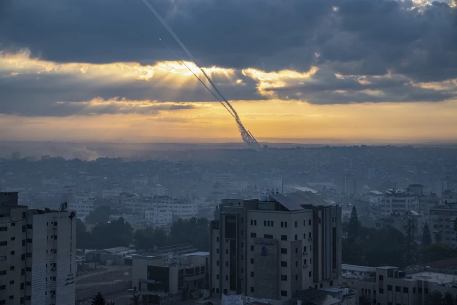 Cảnh tàn phá và đau thương khi 1.100 người thiệt mạng trong xung đột Israel-Hamas