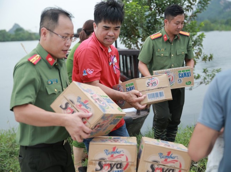 Nhìn lại hành trình chia sẻ nghĩa tình với đồng bào vùng bão lũ