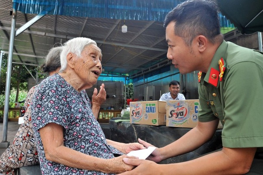 Nhìn lại hành trình chia sẻ nghĩa tình với đồng bào vùng bão lũ