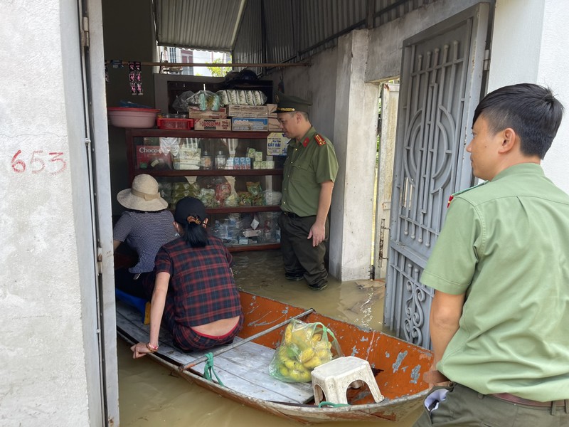 Nhìn lại hành trình chia sẻ nghĩa tình với đồng bào vùng bão lũ