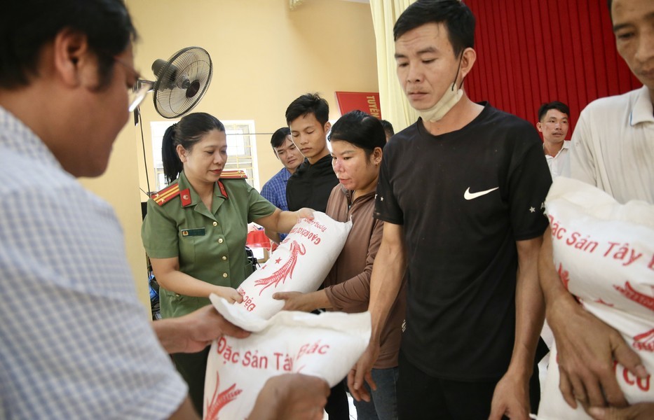 Nhìn lại hành trình chia sẻ nghĩa tình với đồng bào vùng bão lũ