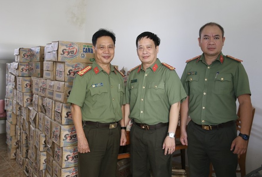 Nhìn lại hành trình chia sẻ nghĩa tình với đồng bào vùng bão lũ