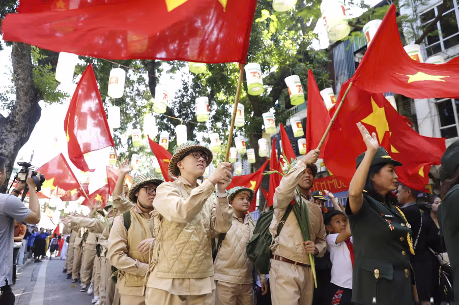 Tái hiện khoảnh khắc hào hùng ngày tiếp quản Thủ đô tại phố cổ Hà Nội