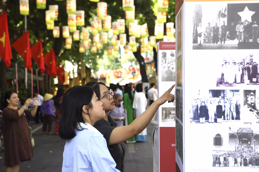 Tái hiện khoảnh khắc hào hùng ngày tiếp quản Thủ đô tại phố cổ Hà Nội