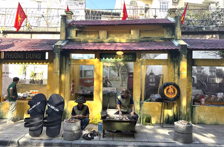 Tái hiện khoảnh khắc hào hùng ngày tiếp quản Thủ đô tại phố cổ Hà Nội