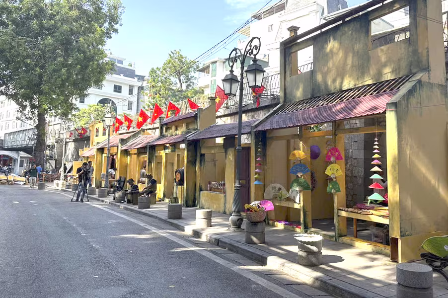 Tái hiện khoảnh khắc hào hùng ngày tiếp quản Thủ đô tại phố cổ Hà Nội