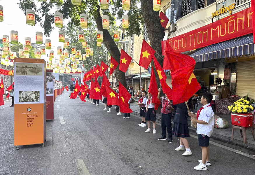 Tái hiện khoảnh khắc hào hùng ngày tiếp quản Thủ đô tại phố cổ Hà Nội