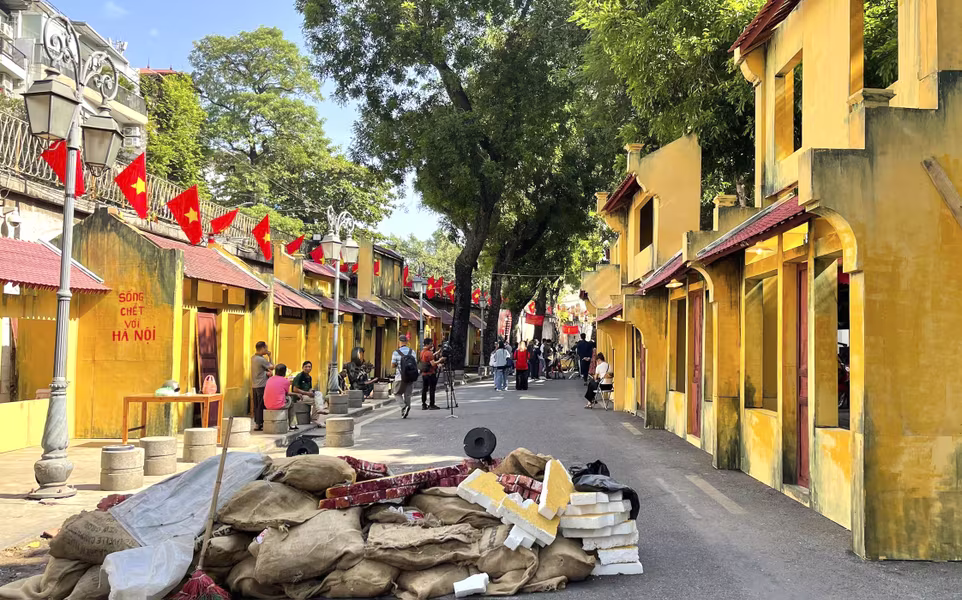 Tái hiện khoảnh khắc hào hùng ngày tiếp quản Thủ đô tại phố cổ Hà Nội