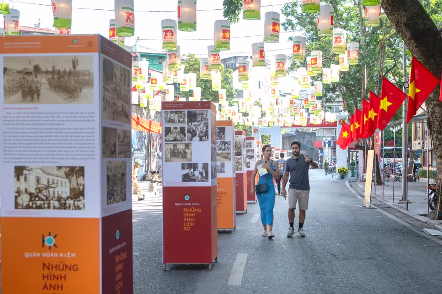 Tái hiện khoảnh khắc hào hùng ngày tiếp quản Thủ đô tại phố cổ Hà Nội