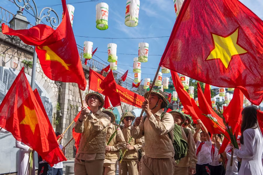 Tái hiện khoảnh khắc hào hùng ngày tiếp quản Thủ đô tại phố cổ Hà Nội