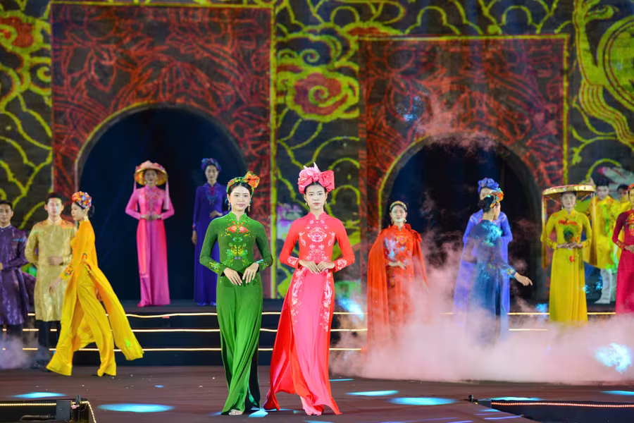 Ấn tượng đêm khai mạc Lễ hội Áo dài du lịch Hà Nội 2024