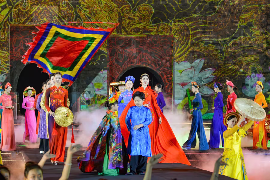 Ấn tượng đêm khai mạc Lễ hội Áo dài du lịch Hà Nội 2024