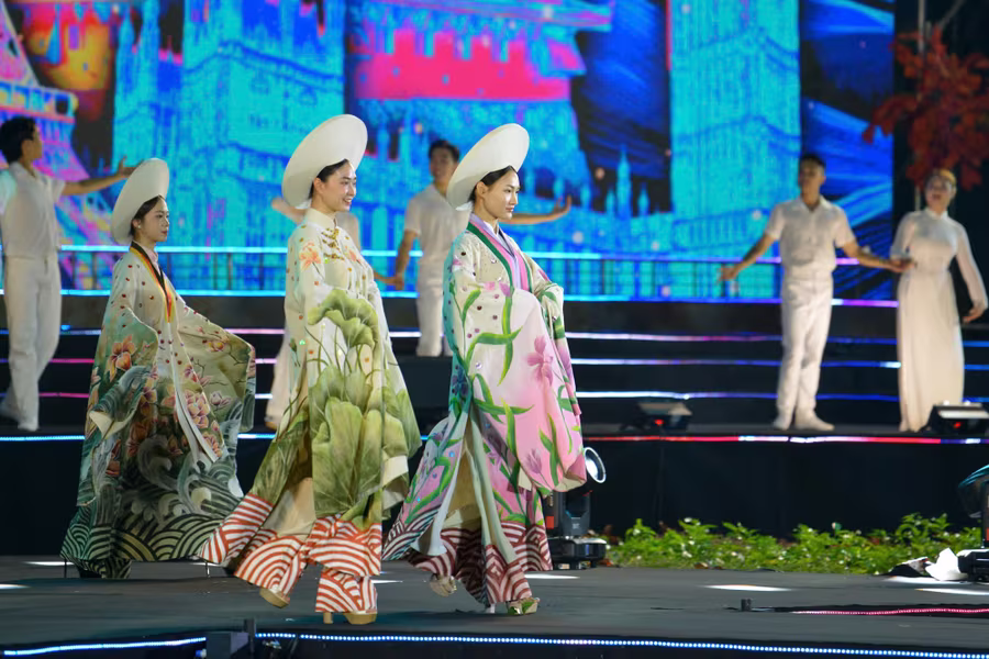 Ấn tượng đêm khai mạc Lễ hội Áo dài du lịch Hà Nội 2024