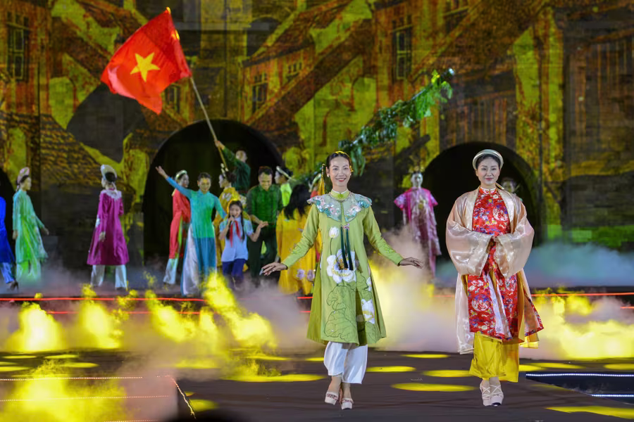 Ấn tượng đêm khai mạc Lễ hội Áo dài du lịch Hà Nội 2024