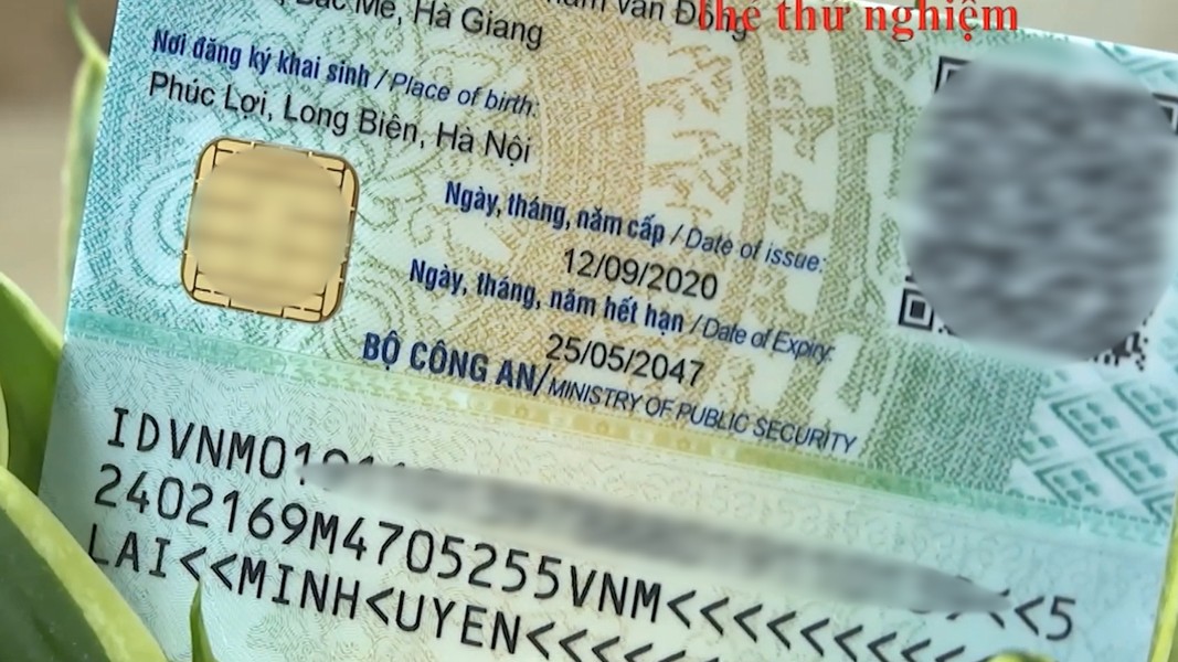 Người dân hào hứng khi nhận thẻ căn cước mới