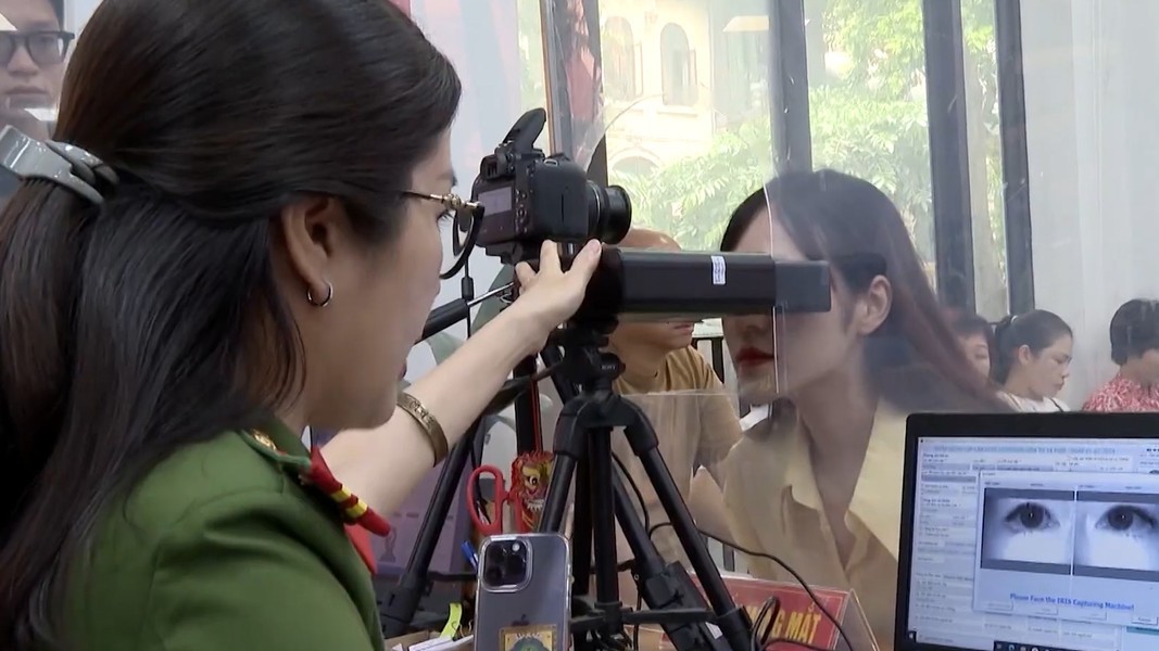 Người dân hào hứng khi nhận thẻ căn cước mới