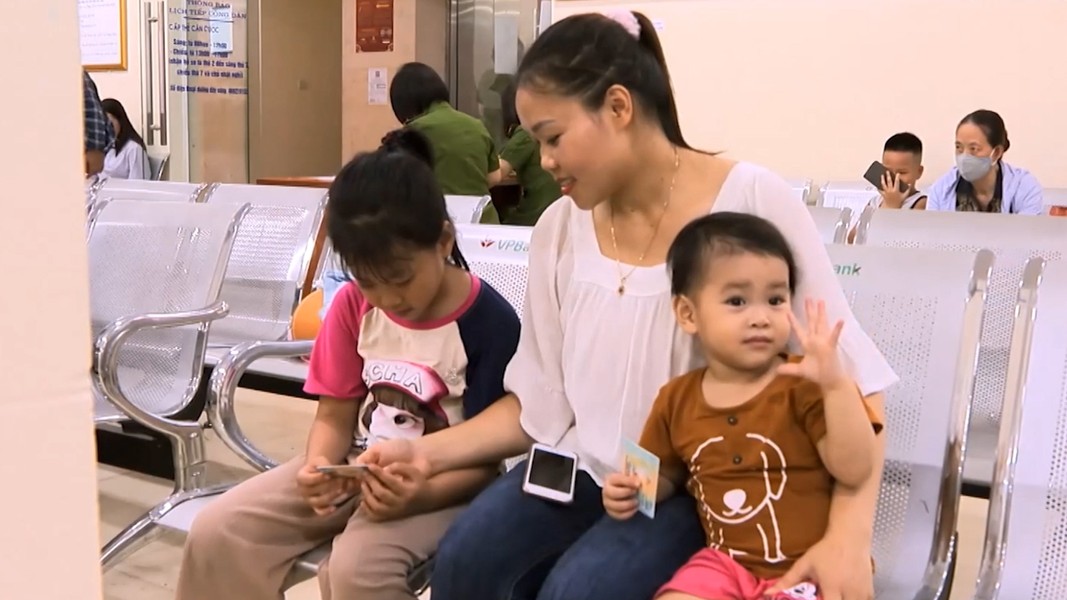 Người dân hào hứng khi nhận thẻ căn cước mới