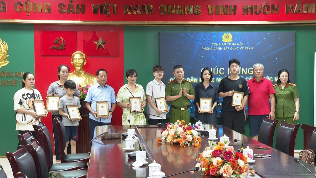 Người dân hào hứng khi nhận thẻ căn cước mới