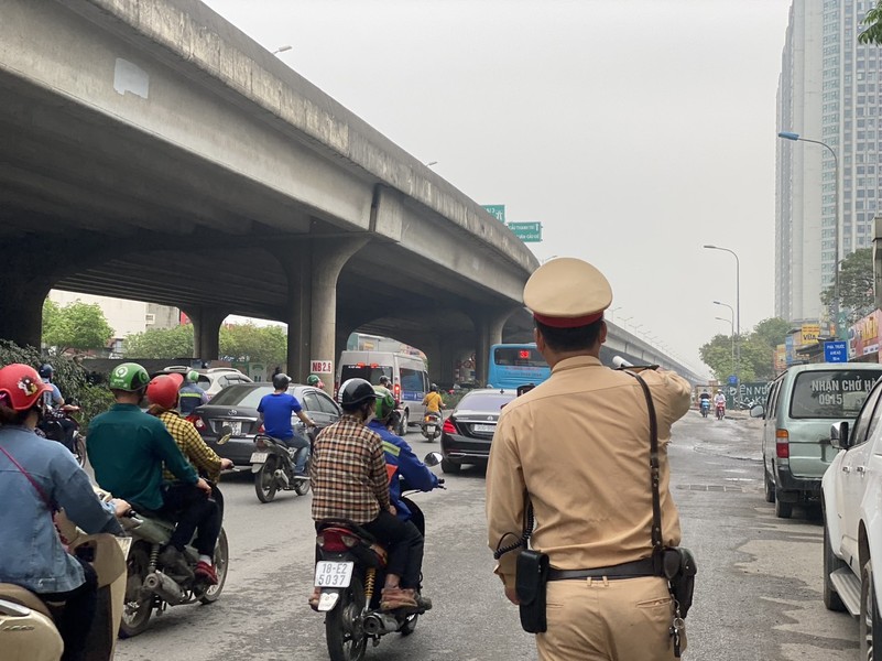 Kiên quyết xử phạt các phương tiện đi ngược chiều trên đường Nguyễn Xiển