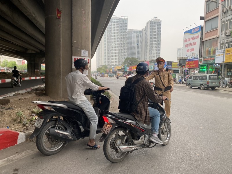 Kiên quyết xử phạt các phương tiện đi ngược chiều trên đường Nguyễn Xiển