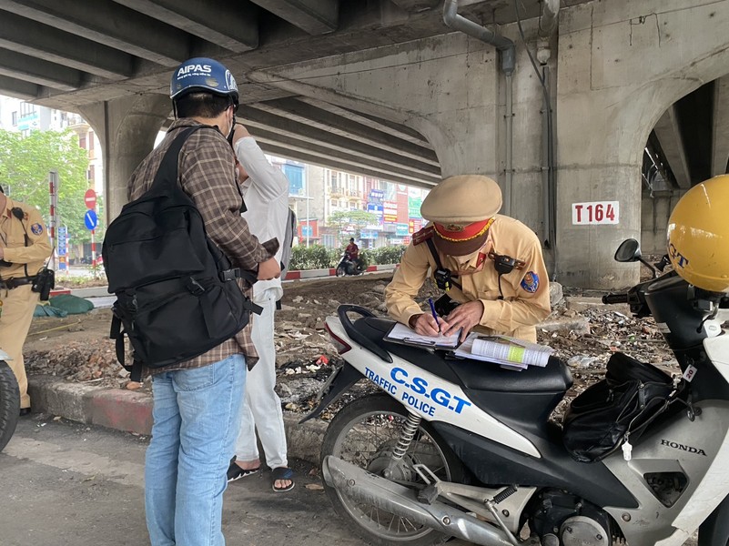 Kiên quyết xử phạt các phương tiện đi ngược chiều trên đường Nguyễn Xiển